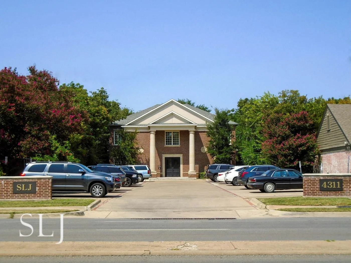 Photo 1 of 4311 W Lovers Ln, Dallas, TX 75209