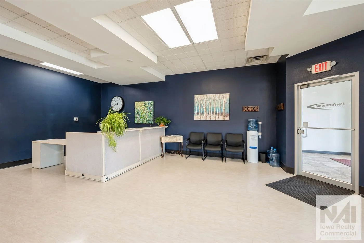 Photo 2 of 762 North Center Point Road, Hiawatha, IA 52233