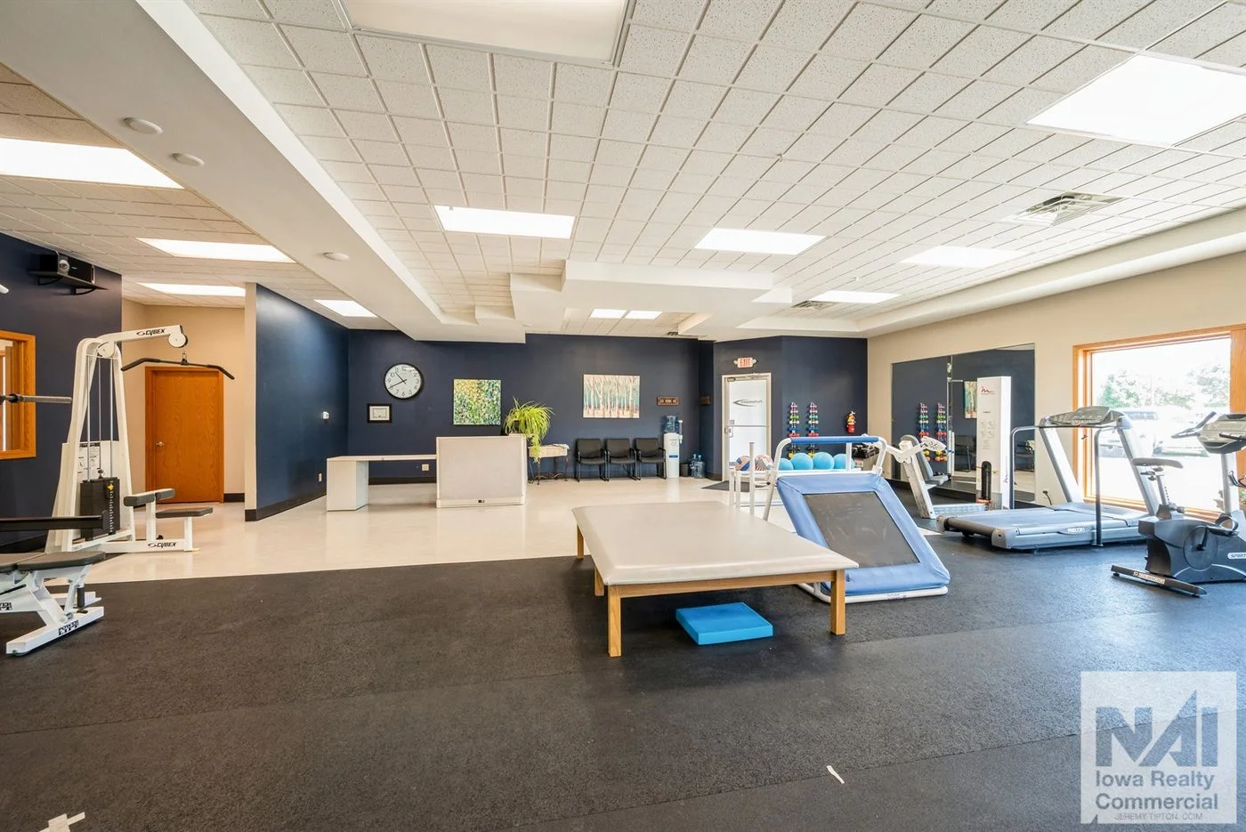 Photo 3 of 762 North Center Point Road, Hiawatha, IA 52233