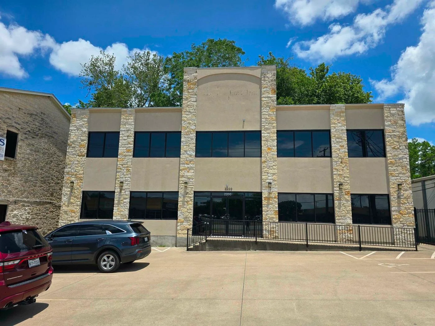 Photo 1 of 2200 W Anderson Ln, Austin, TX 78757