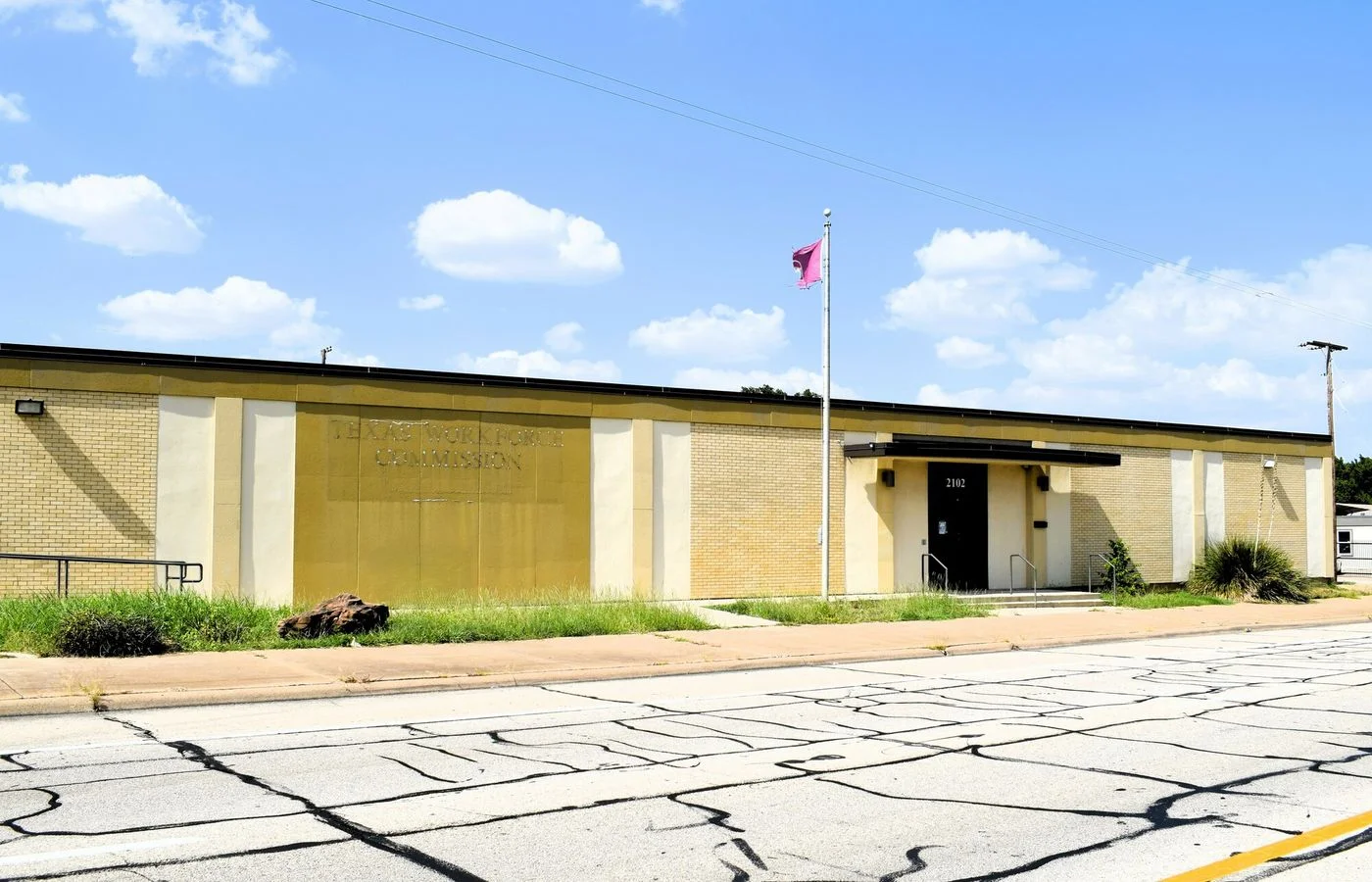 Photo 1 of 2102 W Main St, Grand Prairie, TX 75050