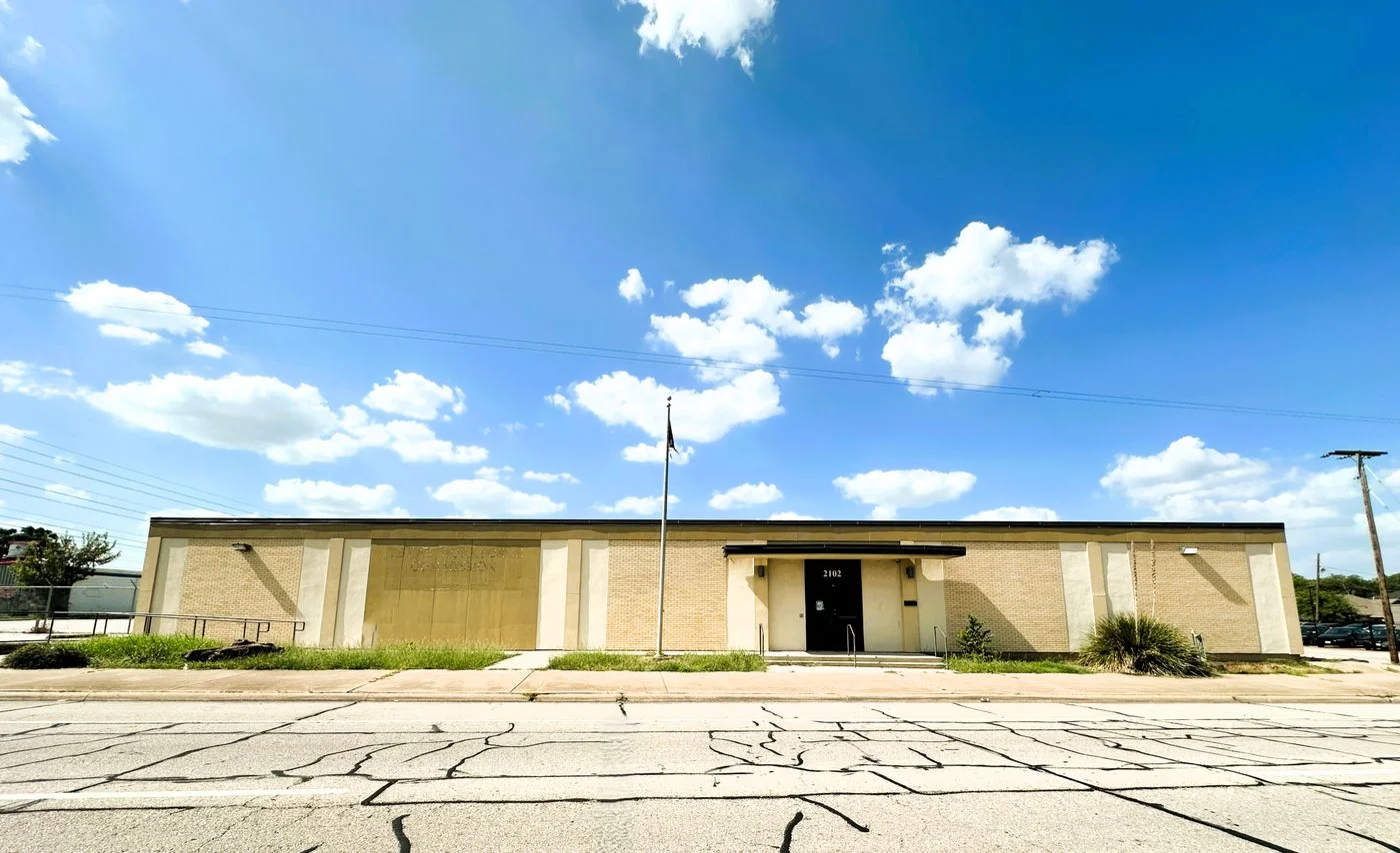 Photo 2 of 2102 W Main St, Grand Prairie, TX 75050