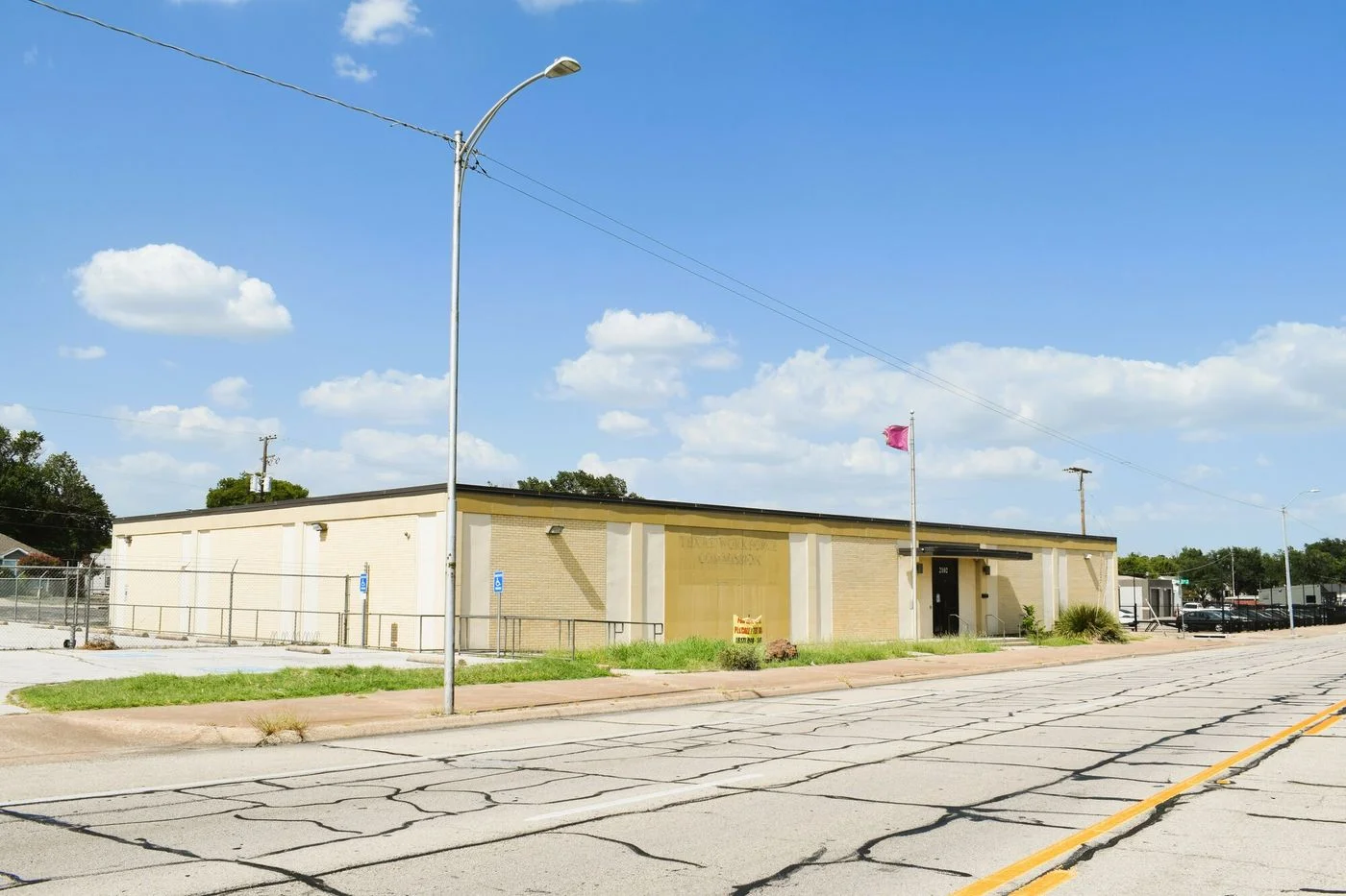 Photo 3 of 2102 W Main St, Grand Prairie, TX 75050