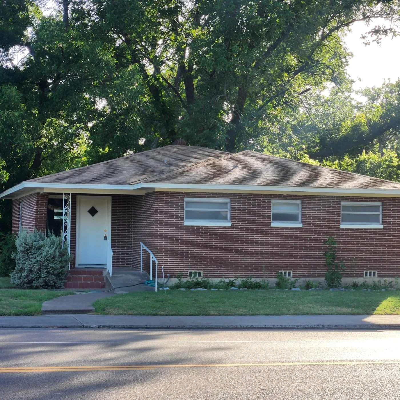 Photo 2 of 202 N Avenue G, Clifton, TX 76634