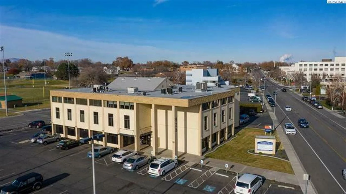 Photo 1 of 925 Stevens Dr, Richland, WA 99352