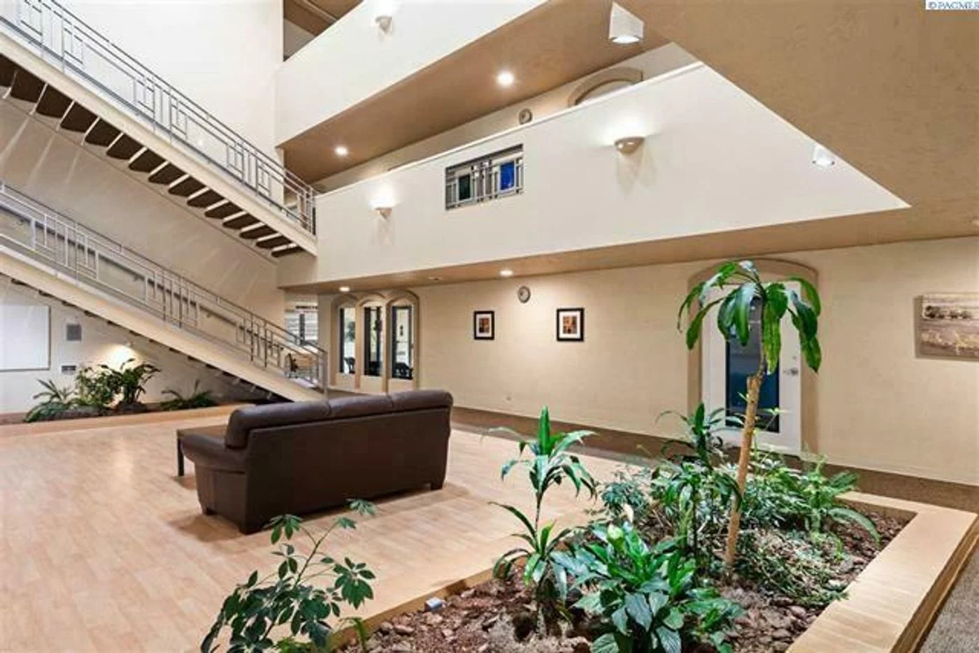 Photo 2 of 925 Stevens Dr, Richland, WA 99352