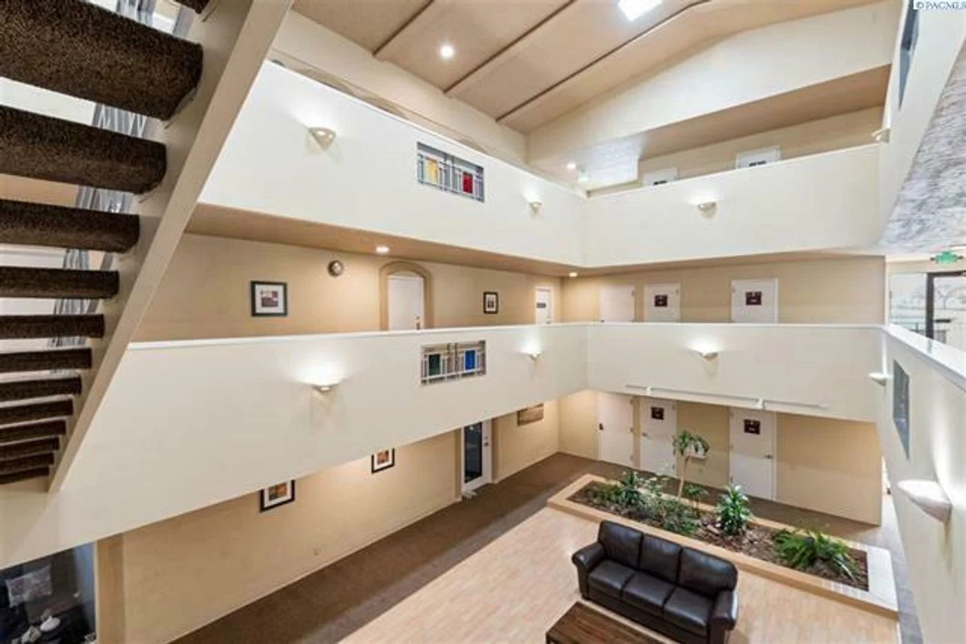 Photo 3 of 925 Stevens Dr, Richland, WA 99352