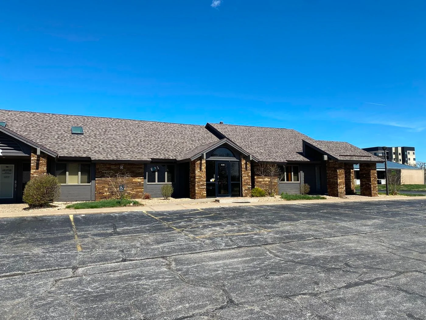 Photo 2 of 1200 E Woodhurst Dr, R300, Springfield, MO 65804