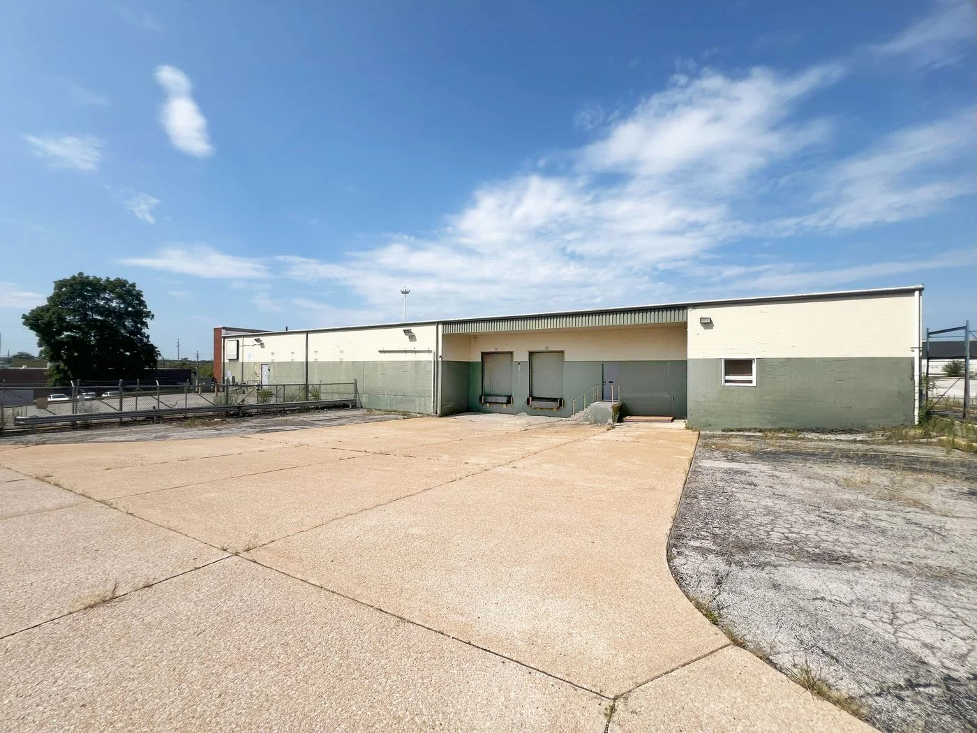 Photo 2 of 2331 Millpark Dr, Maryland Heights, MO 63043