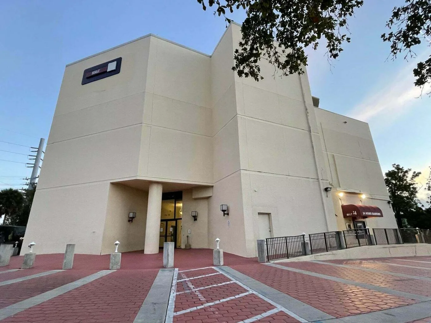 Photo 1 of 1010 Kennedy Dr, Key West, FL 33040