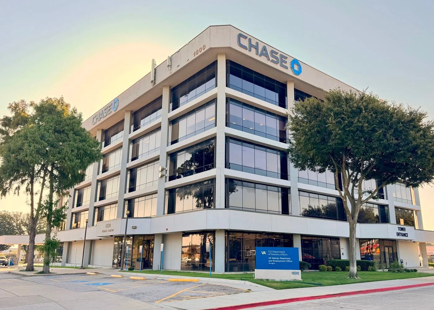 Photo-1 of 1600 E Pioneer Pkwy, Arlington, TX 76010