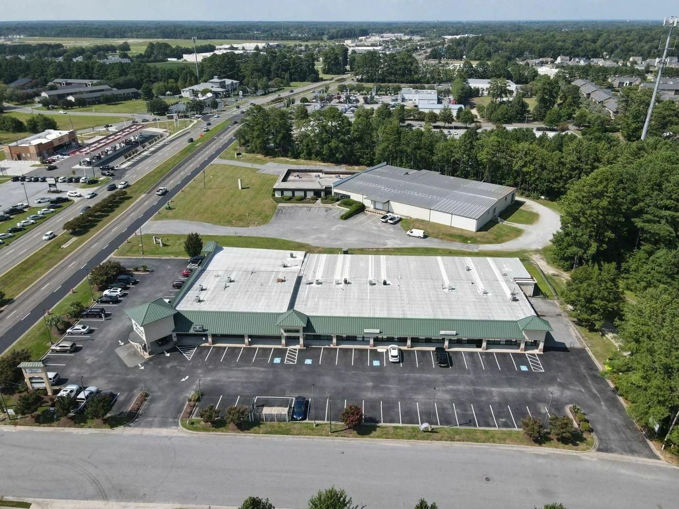 Photo 3 of 4051 S Memorial Dr, Winterville, NC 28590