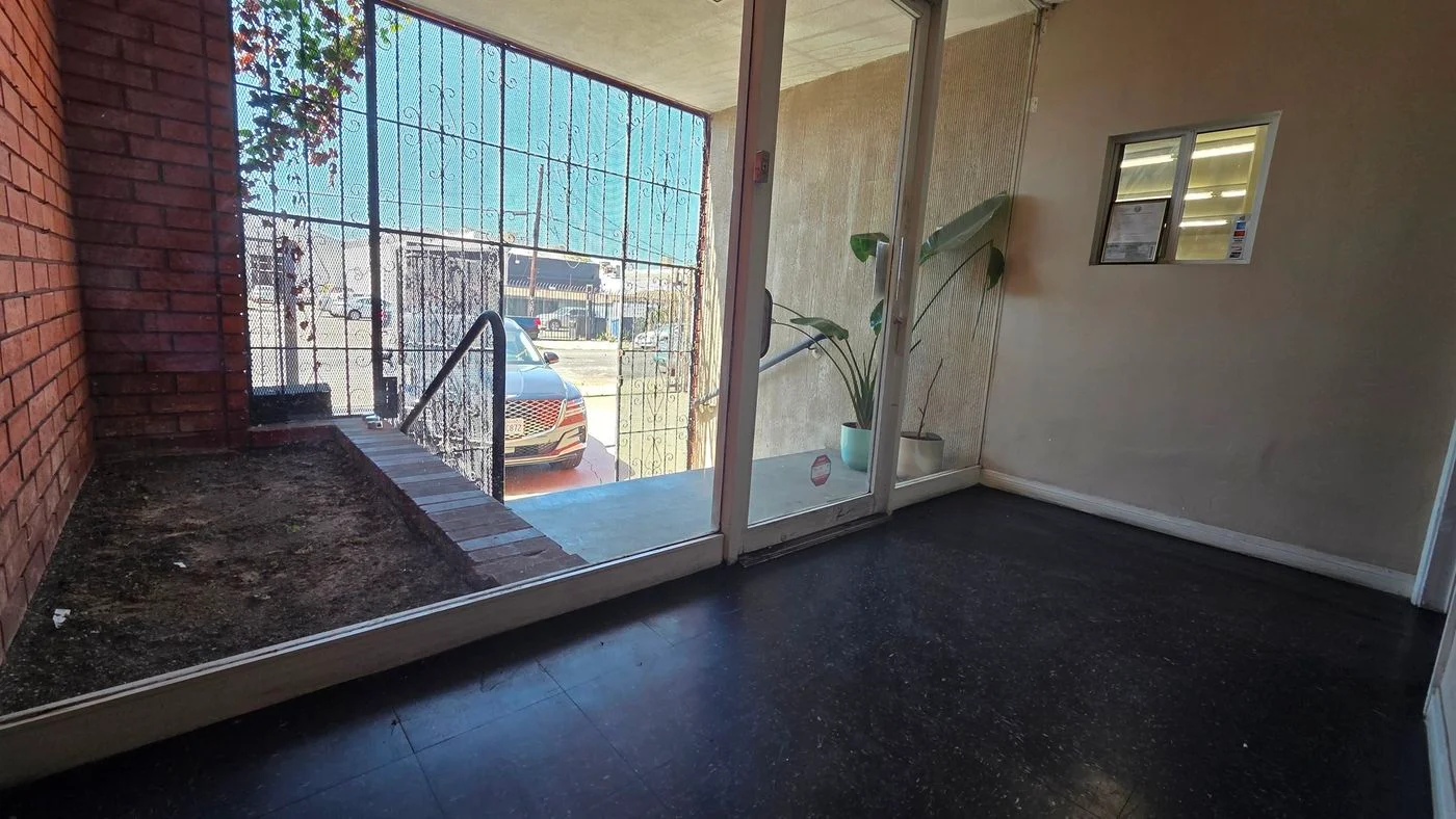 Photo 3 of 219 E 32nd St, Los Angeles, CA 90011