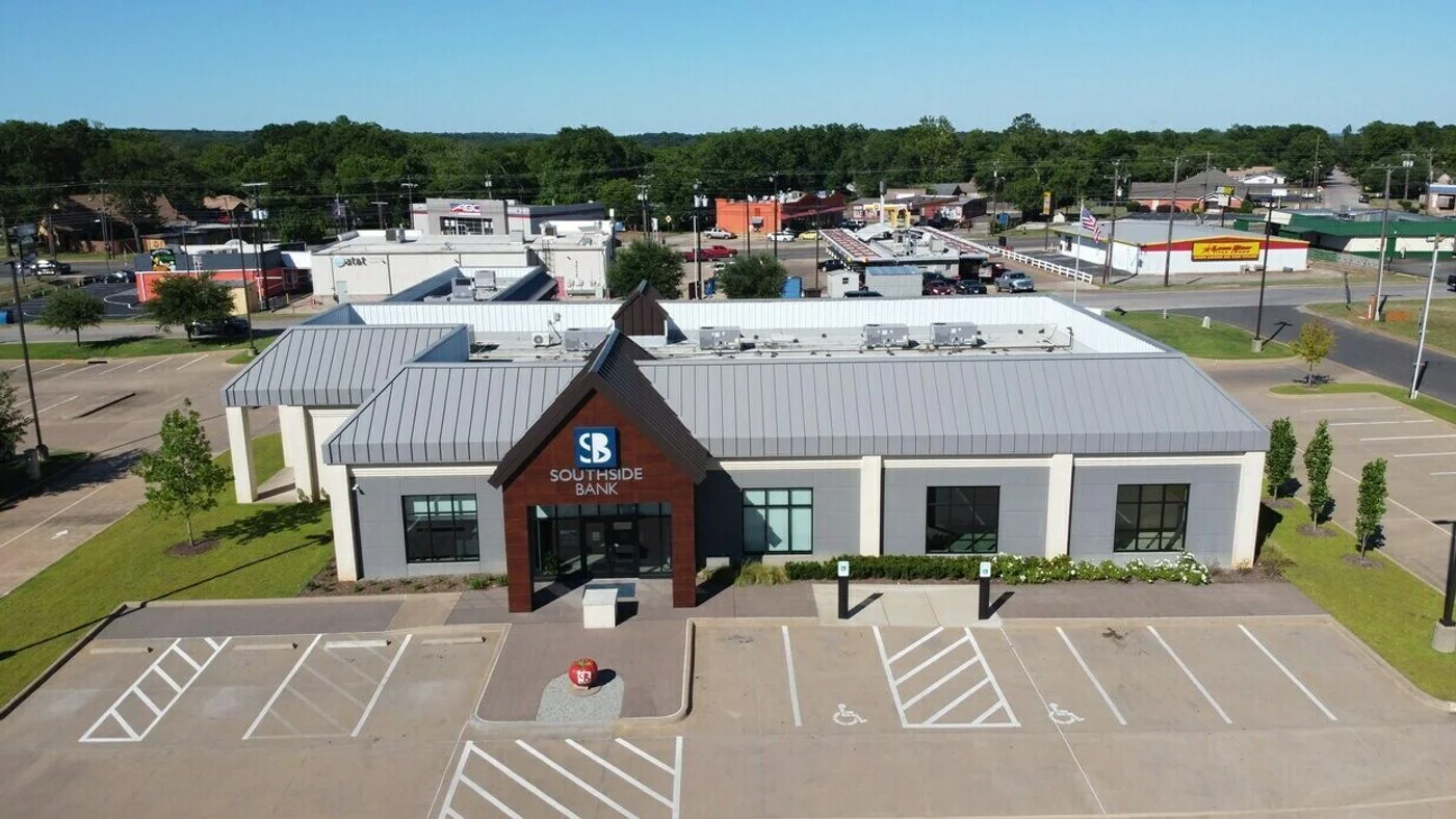 Photo 1 of 1015 S JACKSON ST, JACKSONVILLE, TX 75766