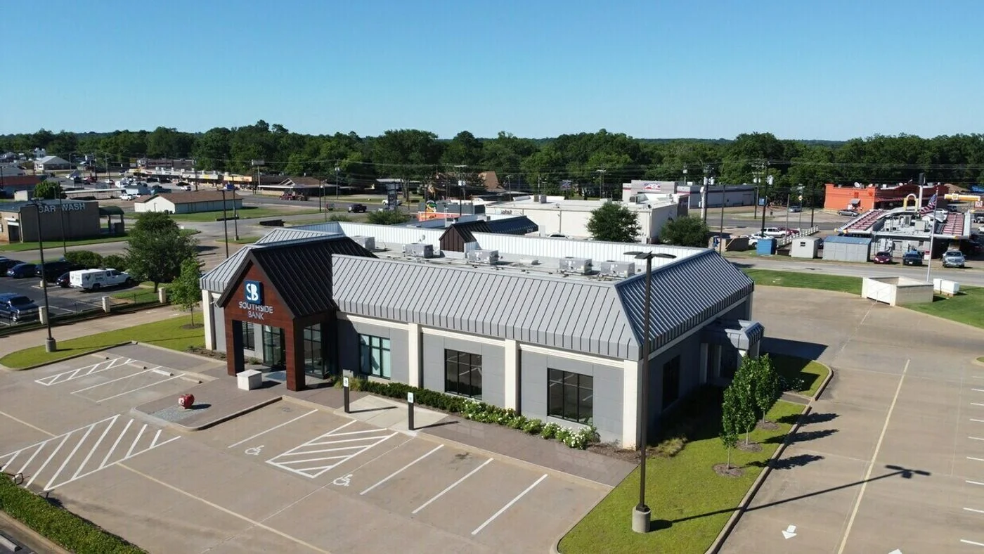 Photo 2 of 1015 S JACKSON ST, JACKSONVILLE, TX 75766