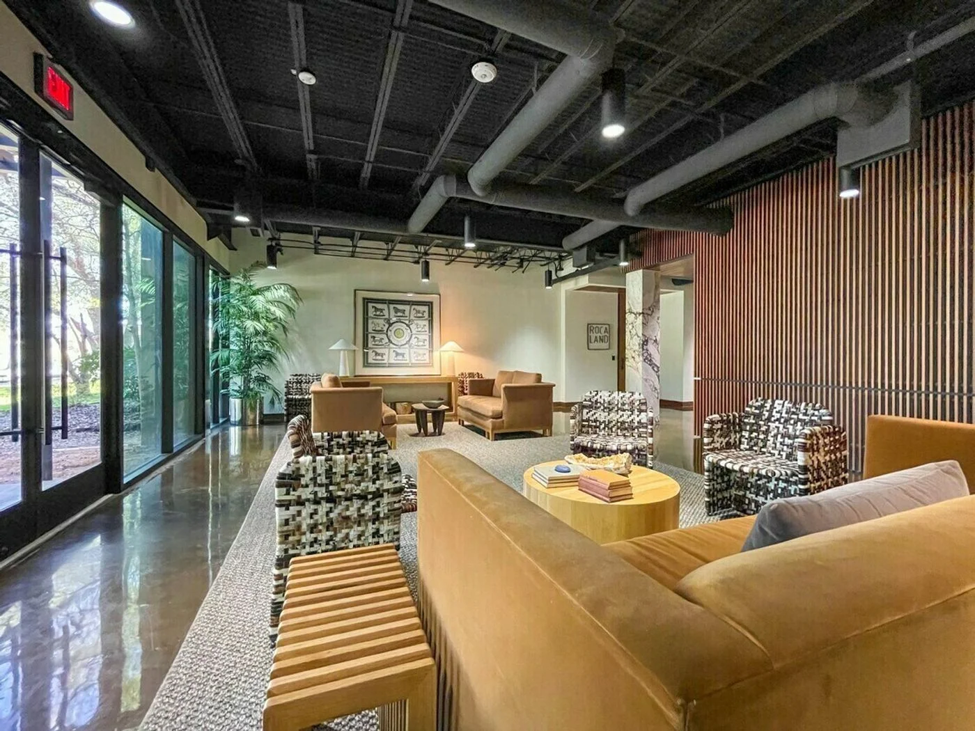 Photo 3 of 3901 MANHATTAN DR, TYLER, TX 75701