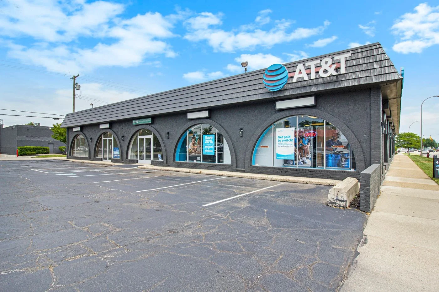 Photo 1 of 1800 W 14 Mile Rd, Royal Oak, MI 48073