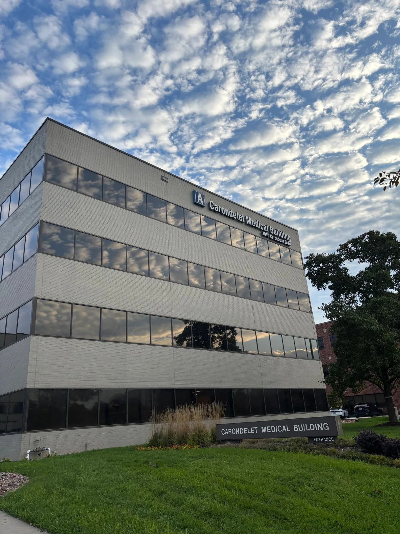 Photo 1 of 1010 Carondelet Dr, Kansas City, MO 64114