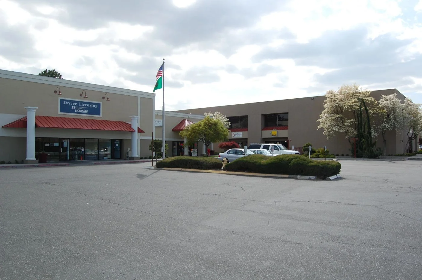 Photo 2 of 3311 W Clearwater Ave, Kennewick, WA 99336