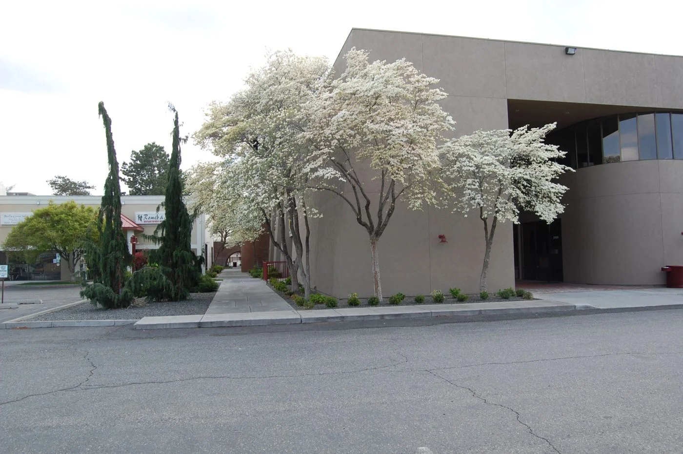 Photo 3 of 3311 W Clearwater Ave, Kennewick, WA 99336