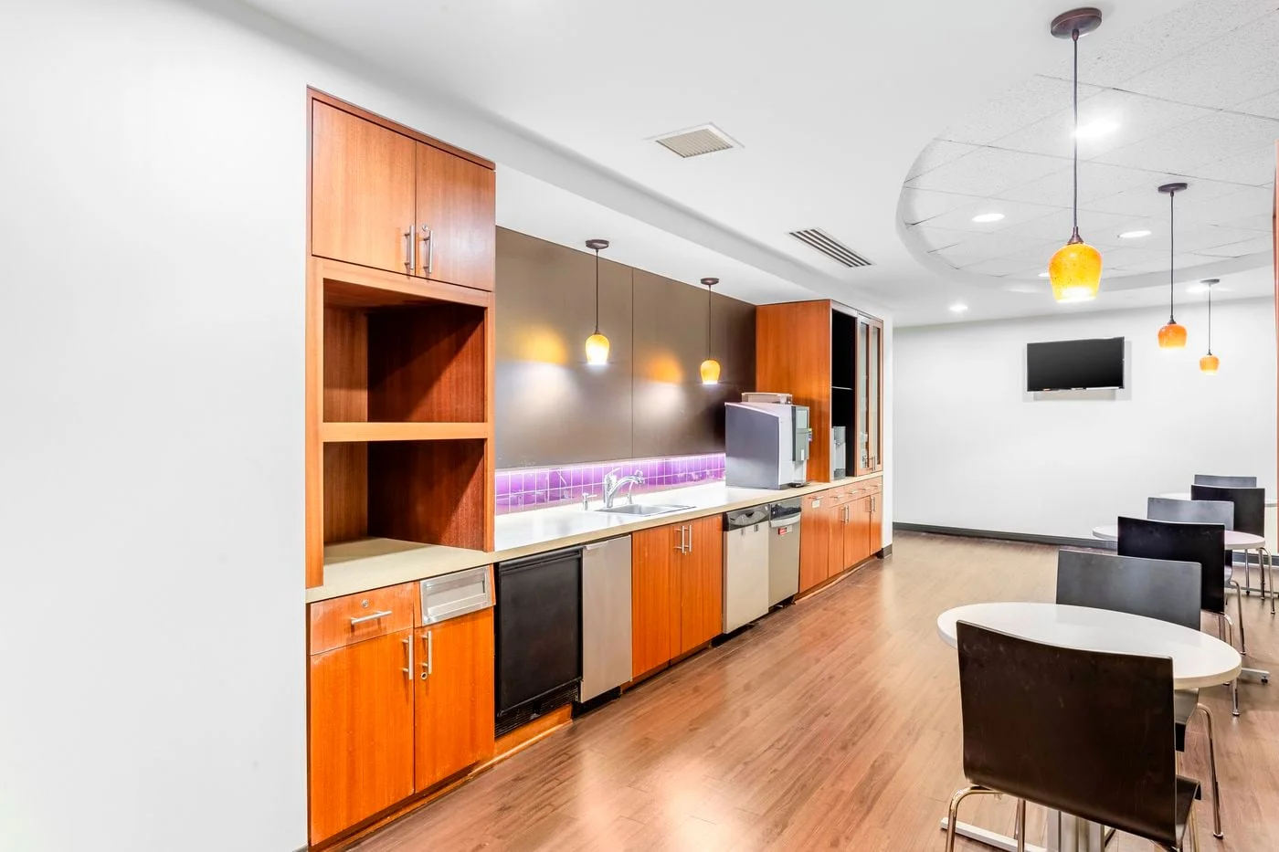 Photo 1 of 2300 Main Street Two Pershing Square, Kansas City, KS 64108