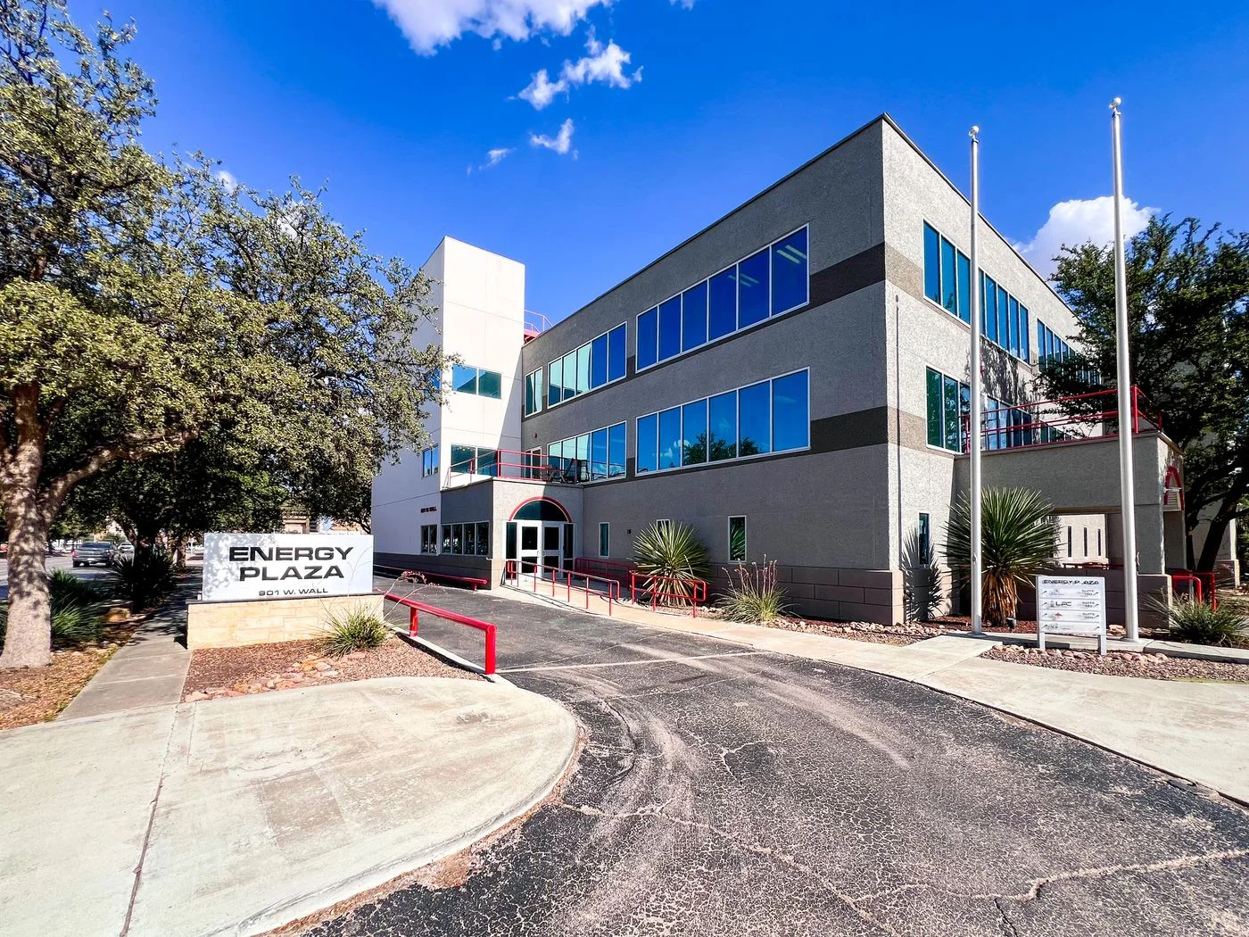 Photo 1 of 901 W Wall St, Midland, TX 79701