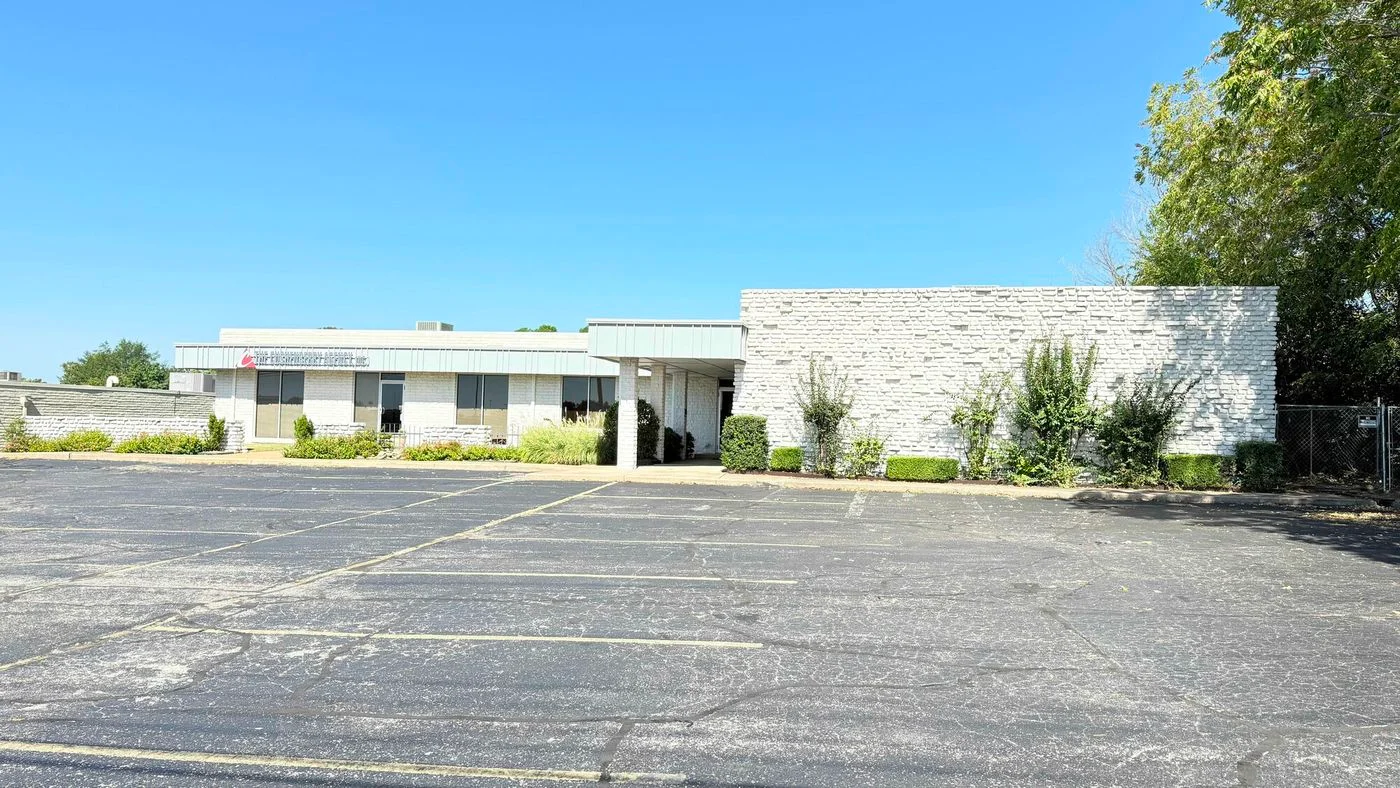 Photo 1 of 2251 E SKELLY DR S, Tulsa, OK 74105