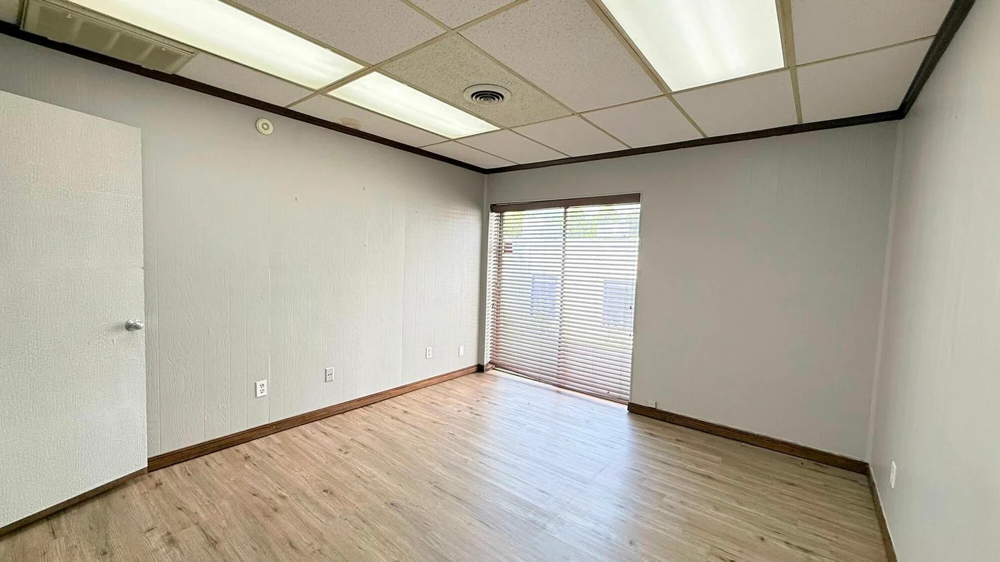 Photo 3 of 2251 E SKELLY DR S, Tulsa, OK 74105