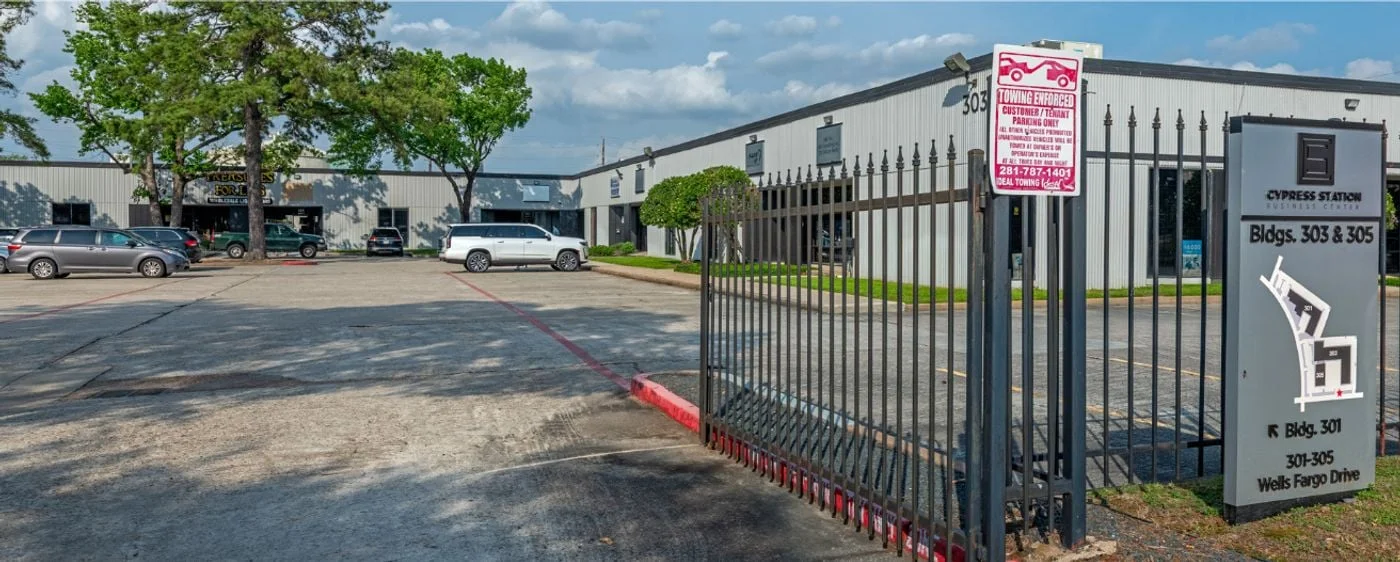 Photo 2 of 301 Wells Fargo Dr, Houston, TX 77090