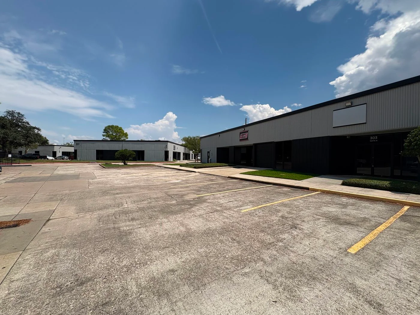 Photo 3 of 301 Wells Fargo Dr, Houston, TX 77090