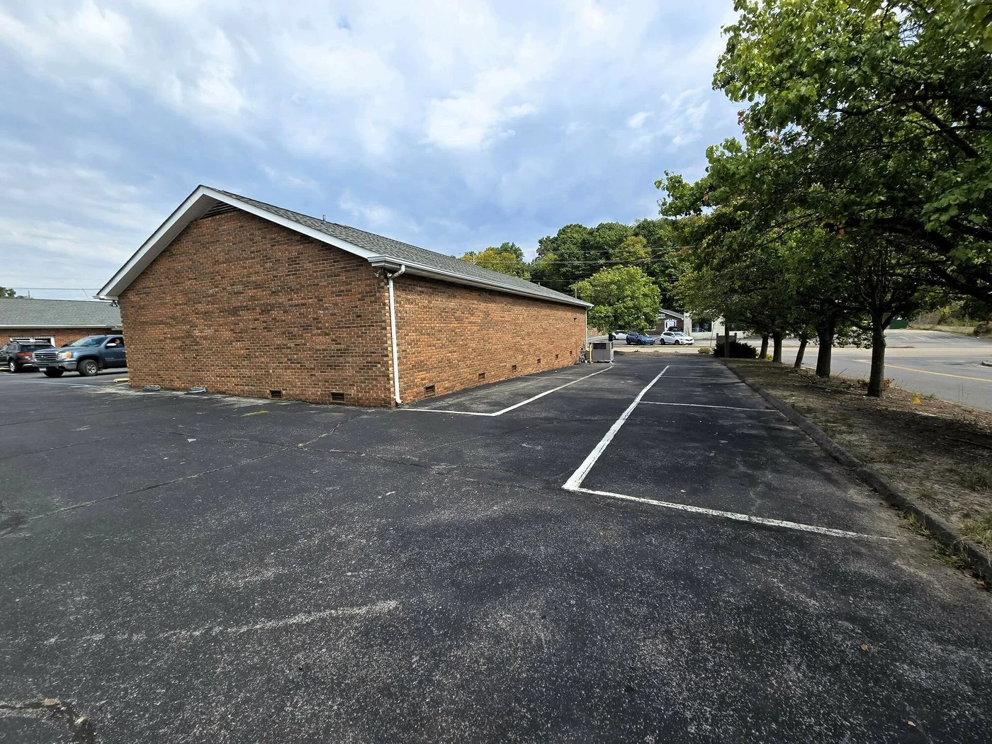 Photo 3 of 1901 Brookside Dr, Kingsport, TN 37660