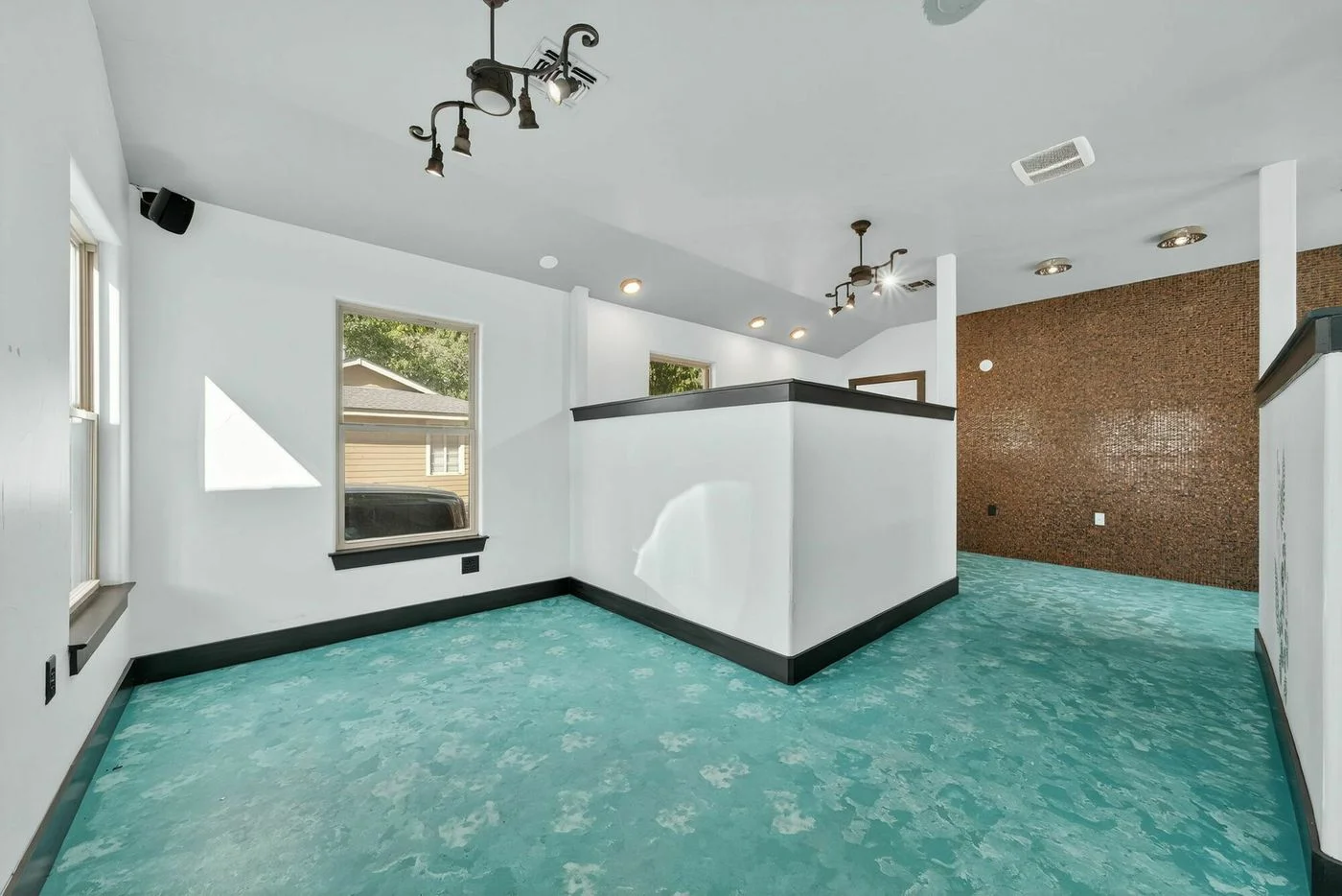 Photo 1 of 926 E Blanco Rd, Boerne, TX 78006