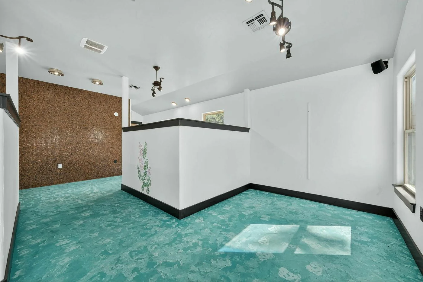 Photo 2 of 926 E Blanco Rd, Boerne, TX 78006