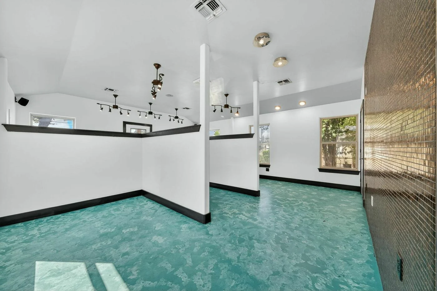 Photo 3 of 926 E Blanco Rd, Boerne, TX 78006