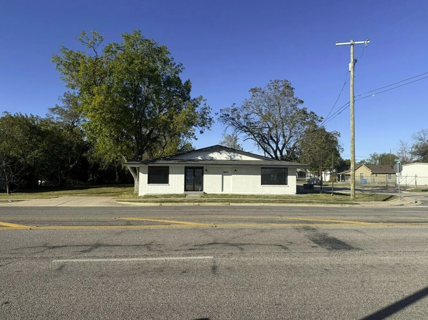 Photo 1 of 900 W 2nd St, Taylor, TX 76574