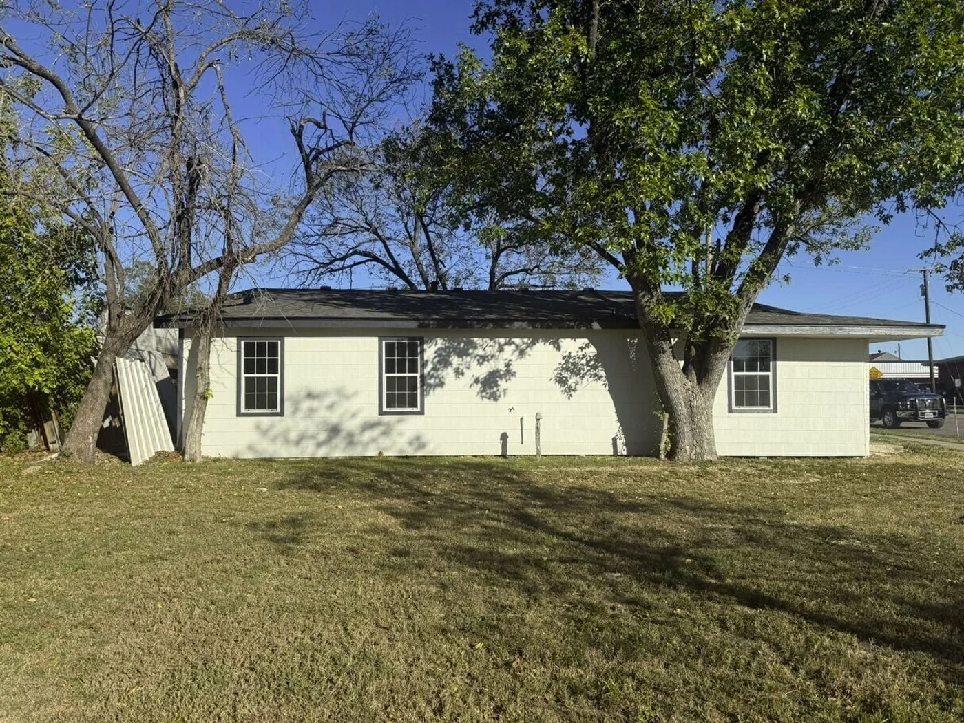 Photo 3 of 900 W 2nd St, Taylor, TX 76574