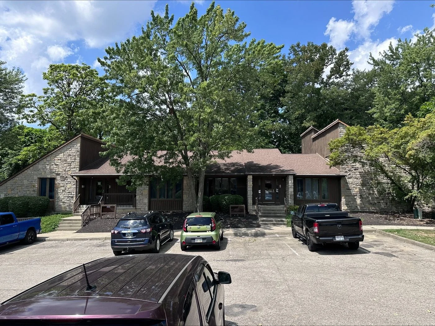 Photo 2 of 2600 Oakstone Drive, Columbus, OH 43231