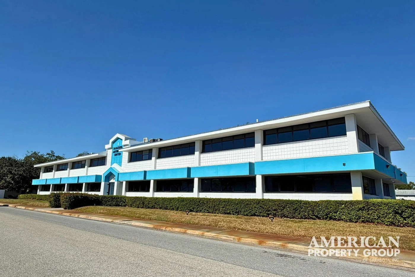 Photo 2 of 1945 Versailles St, Sarasota, FL 34239