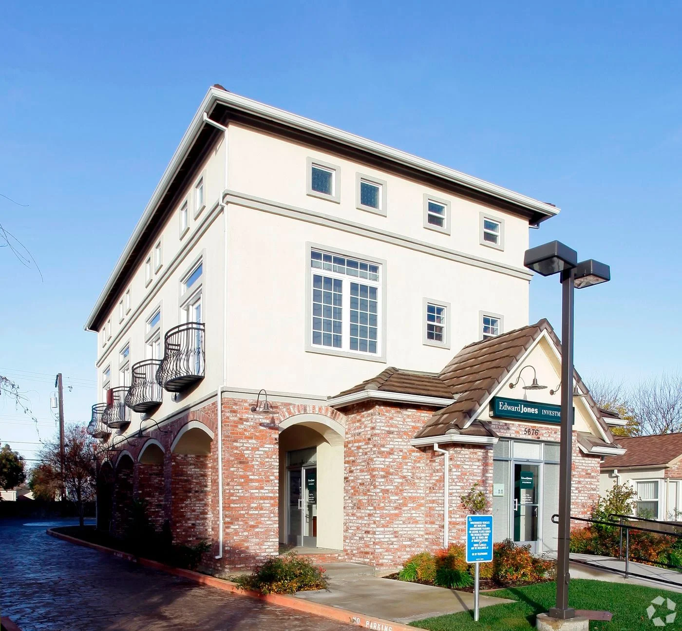 Photo 1 of 5676 Elvas Ave, Sacramento, CA 95819