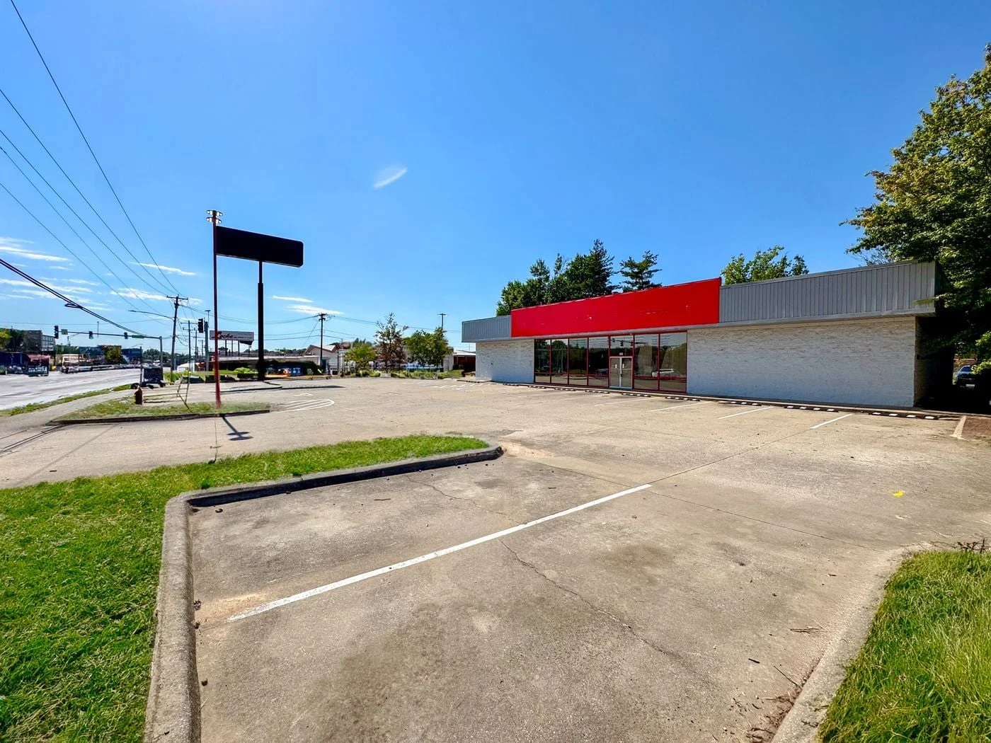 Photo 1 of 100 N Thompson St, Springdale, AR 72764