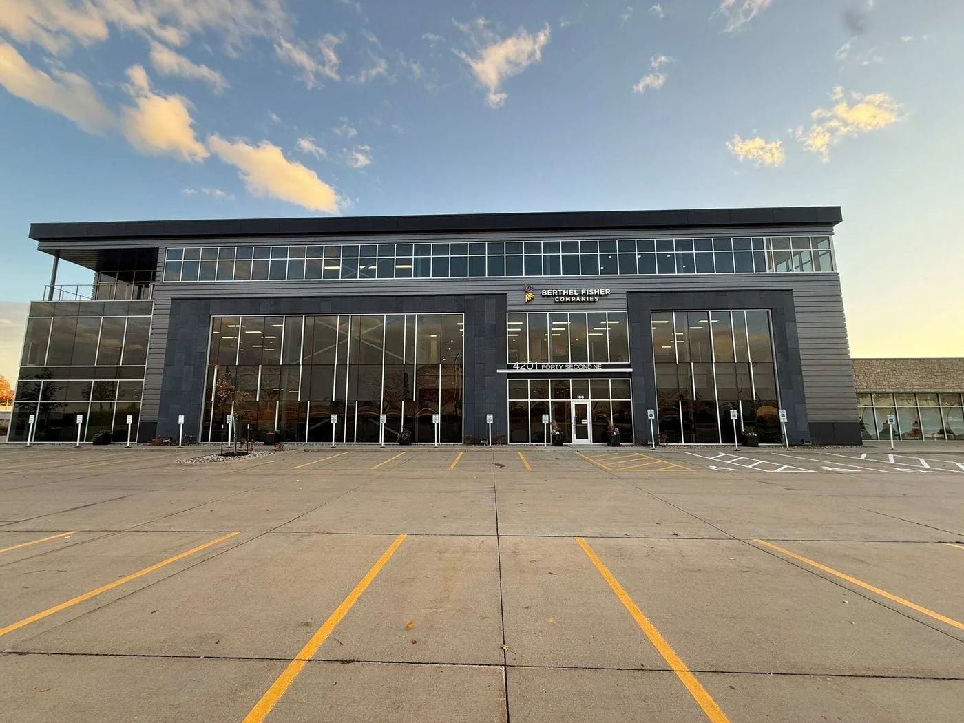 Photo 1 of 4201 42nd St NE, Cedar Rapids, IA 52402