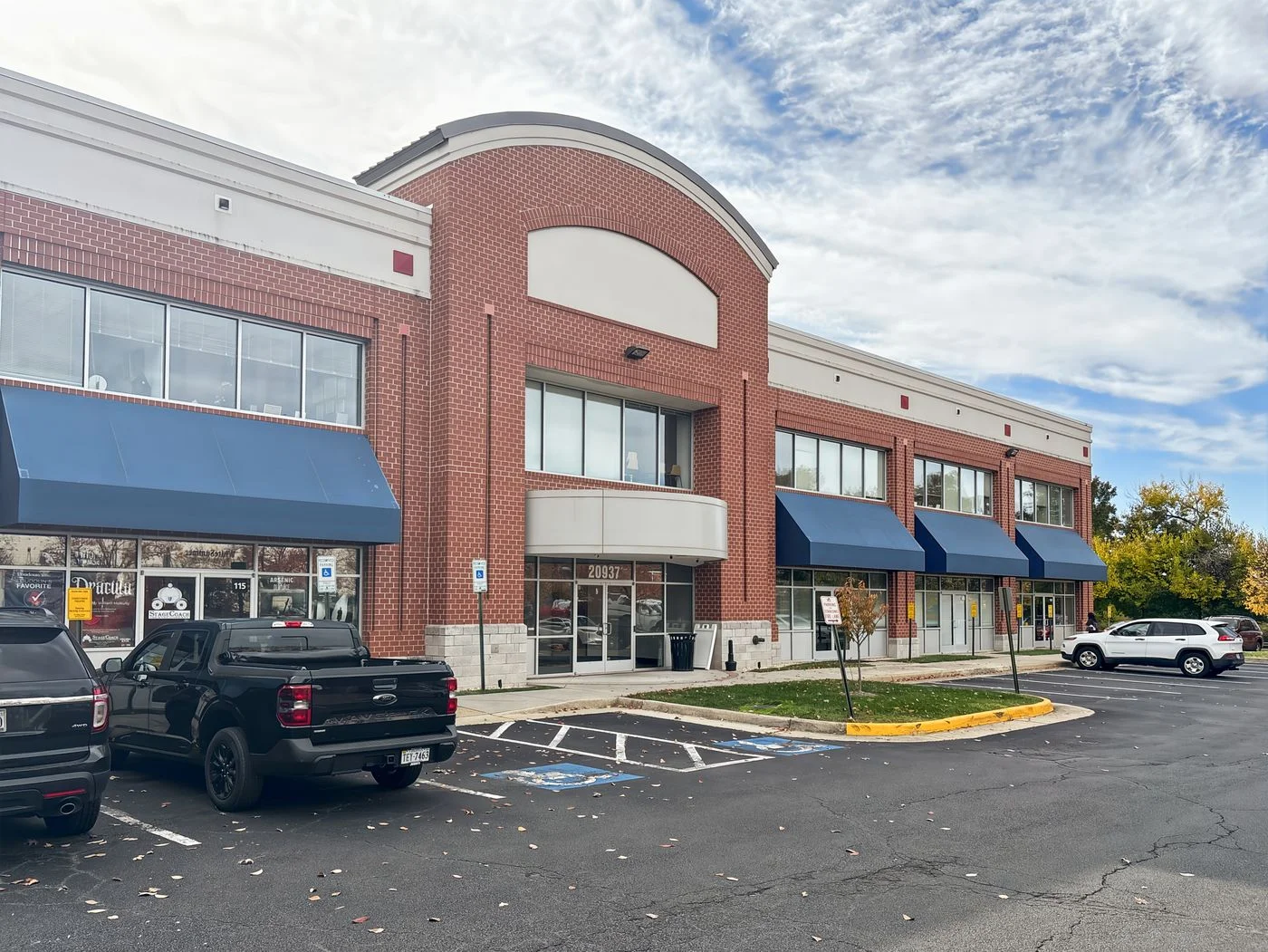 Photo 2 of 20937 Ashburn Rd, Ashburn, VA 20147