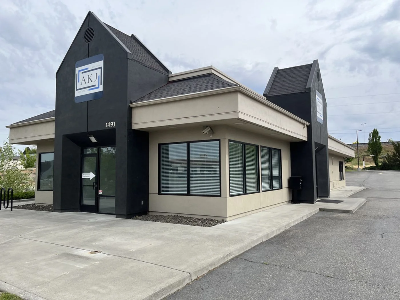 Photo 1 of 1491 Tapteal Dr, Richland, WA 99352