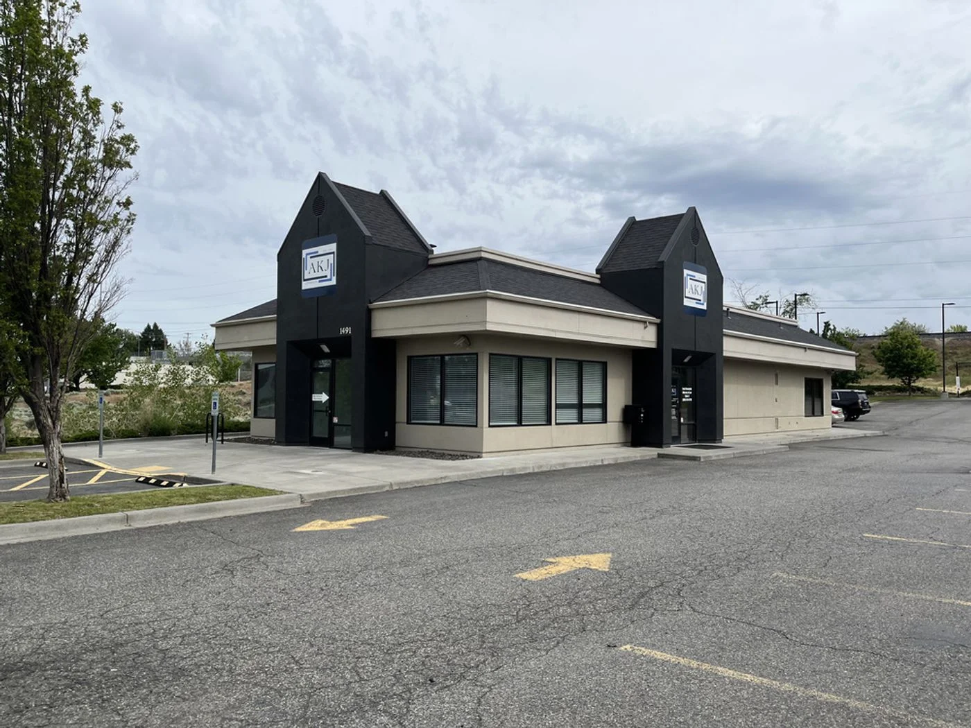 Photo 2 of 1491 Tapteal Dr, Richland, WA 99352