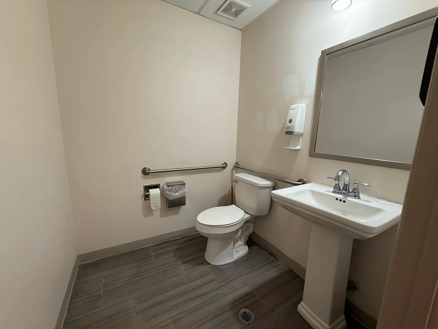 Photo 2 of 833 E Oak St, Kissimmee, FL 34744