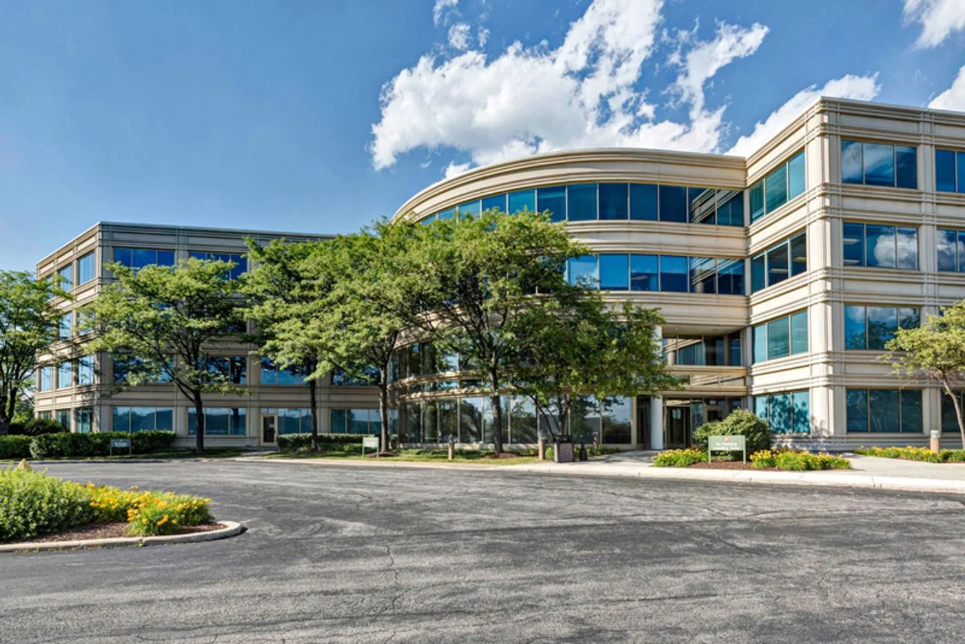 Photo 1 of 601 Oakmont Ln, Westmont, IL 60559