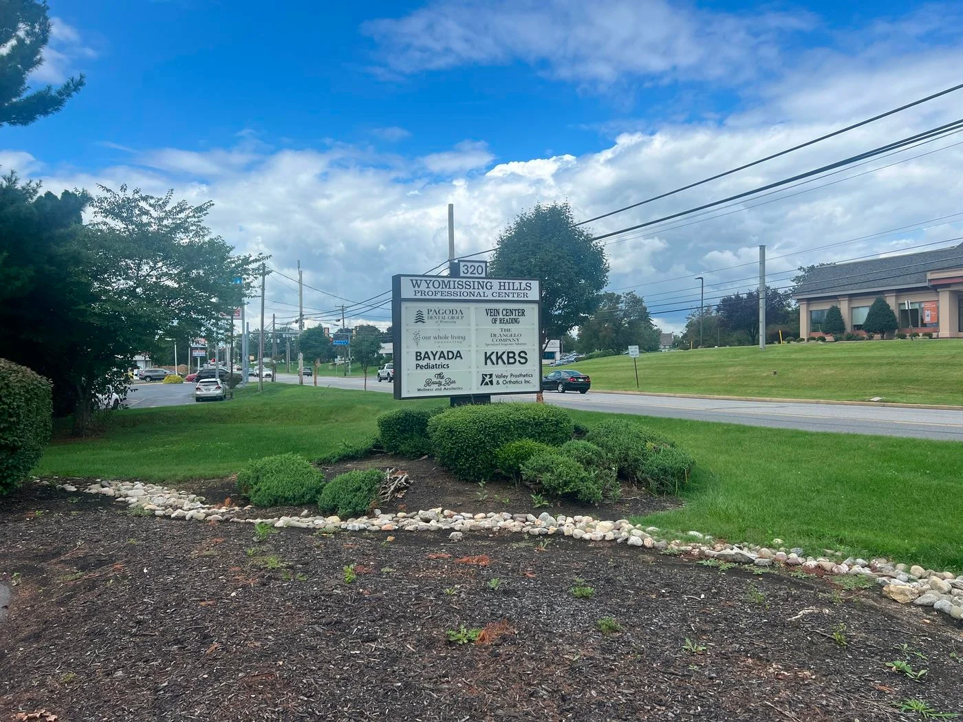 Photo 2 of 320 Abington Dr, Wyomissing, PA 19610-1898