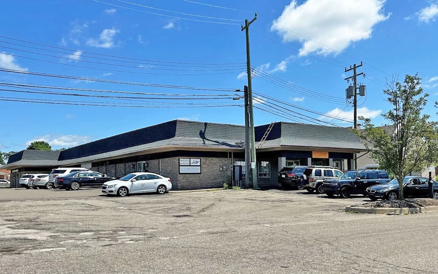 Photo 2 of 33227 Grand River Ave, Farmington, MI 48336