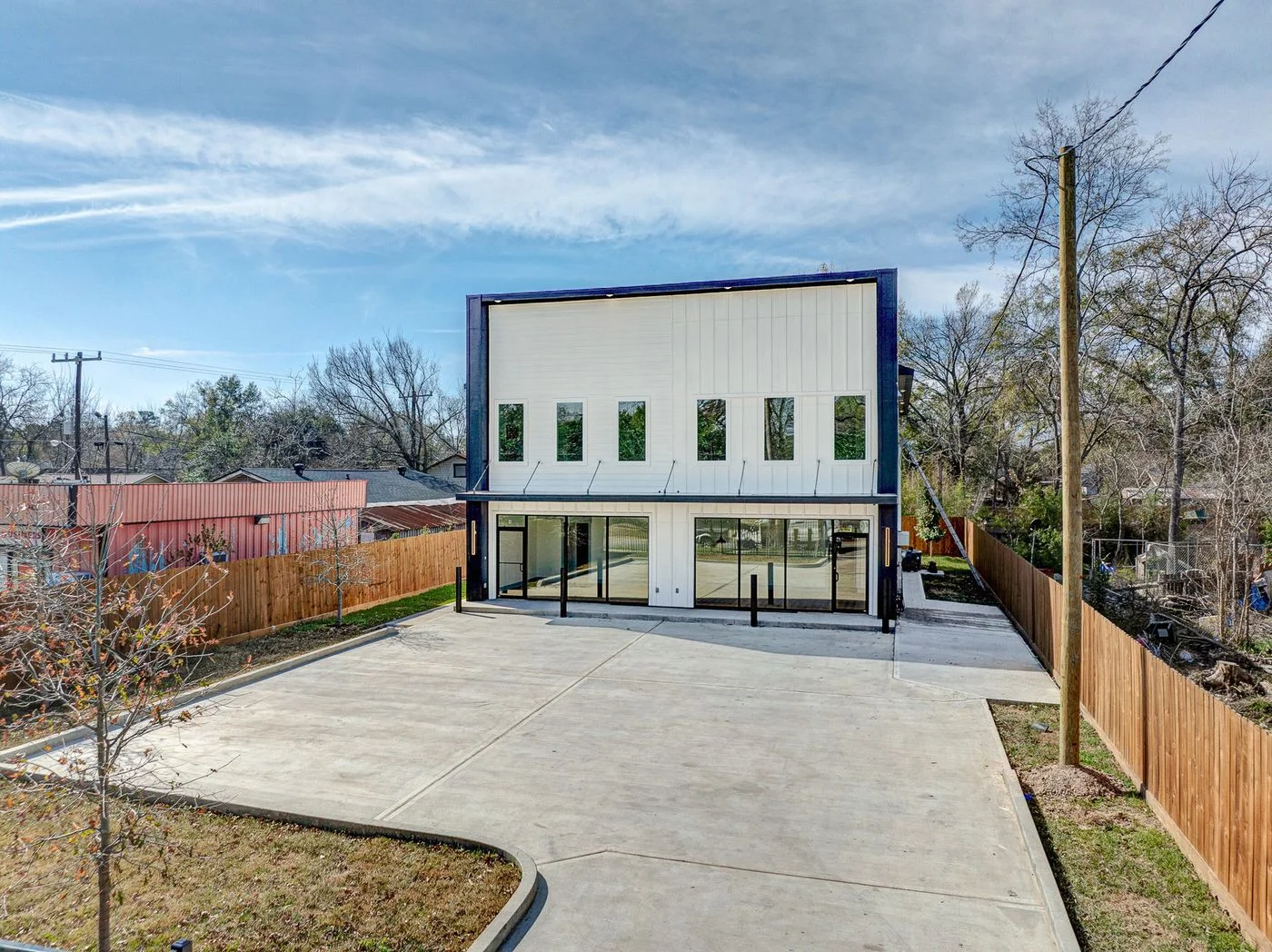 Photo 2 of 704 S 1st St, Conroe, TX 77301