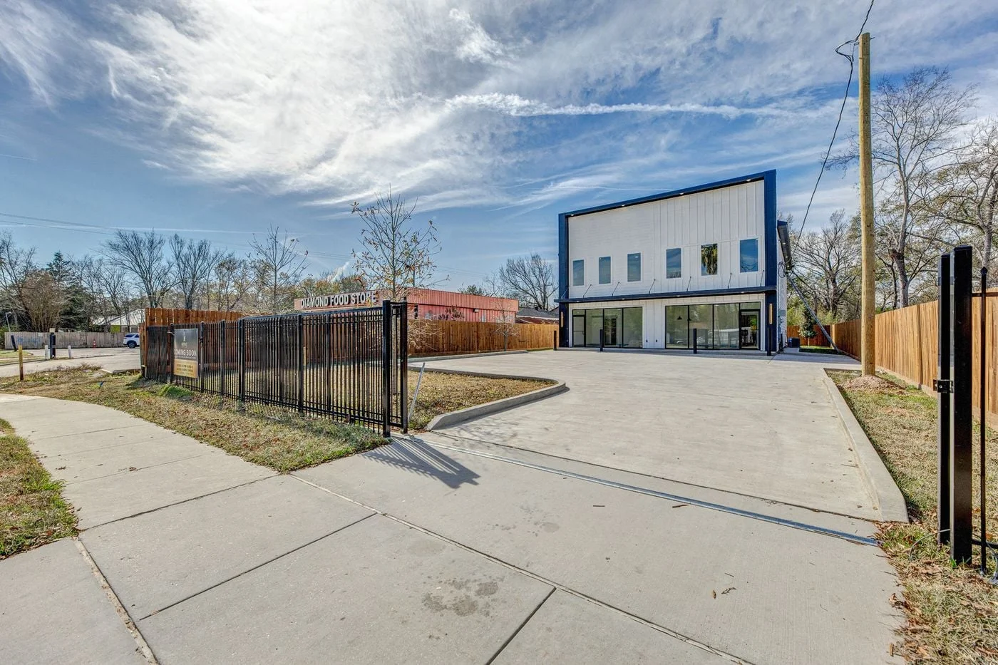 Photo 3 of 704 S 1st St, Conroe, TX 77301